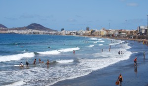 Being right next to the city of Las Palmas, this beach is always busy